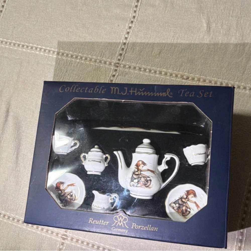 Collectible Tea Set - White